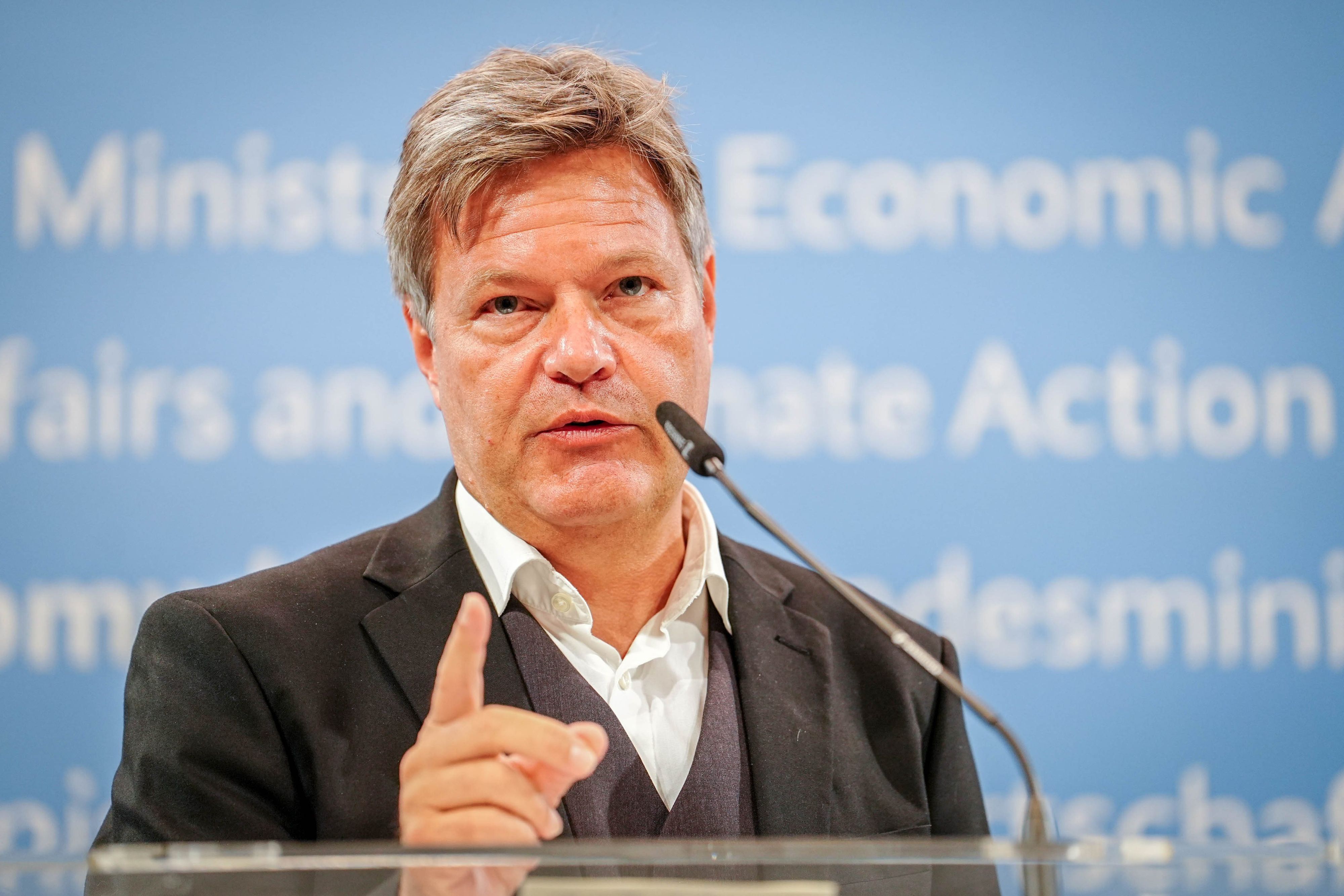 07.10.2024, Berlin: Robert Habeck (Bündnis 90/Die Grünen), Bundesminister für Wirtschaft und Klimaschutz, gibt eine Pressekonferenz nach dem wirtschaftspolitischen Diskussionspanel zu Autonomes Fahren und Künstliche Intelligenz in seinem Ministerium.