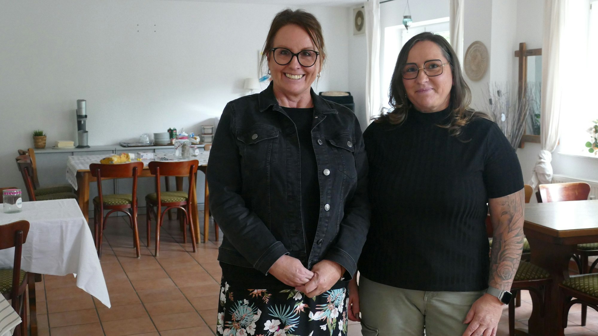 Zwei Frauen stehen in einem Raum.