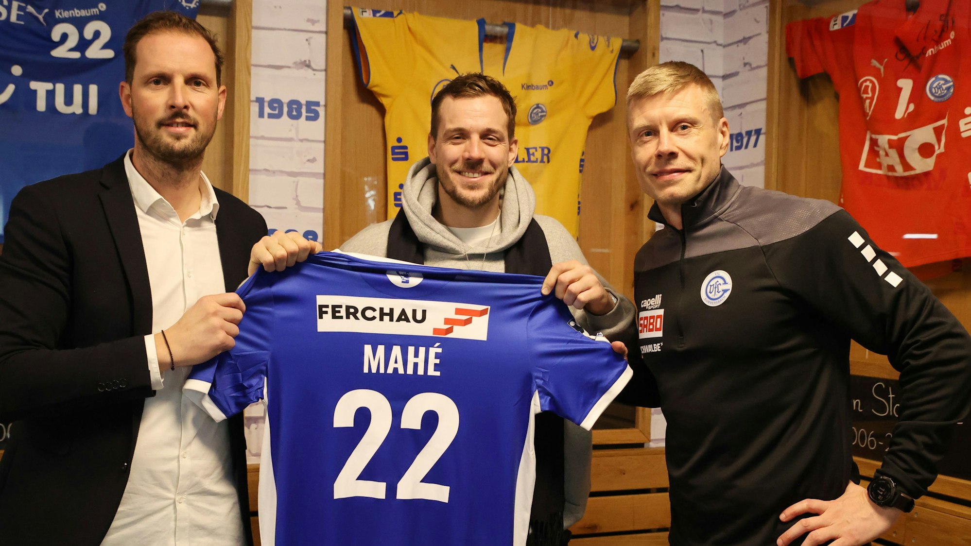 VfL-Geschäftsführer Christoph Schindler, Spieler Kentin Mahe´imd Traier Gudjon Valur Sigurdsson (v.l.).