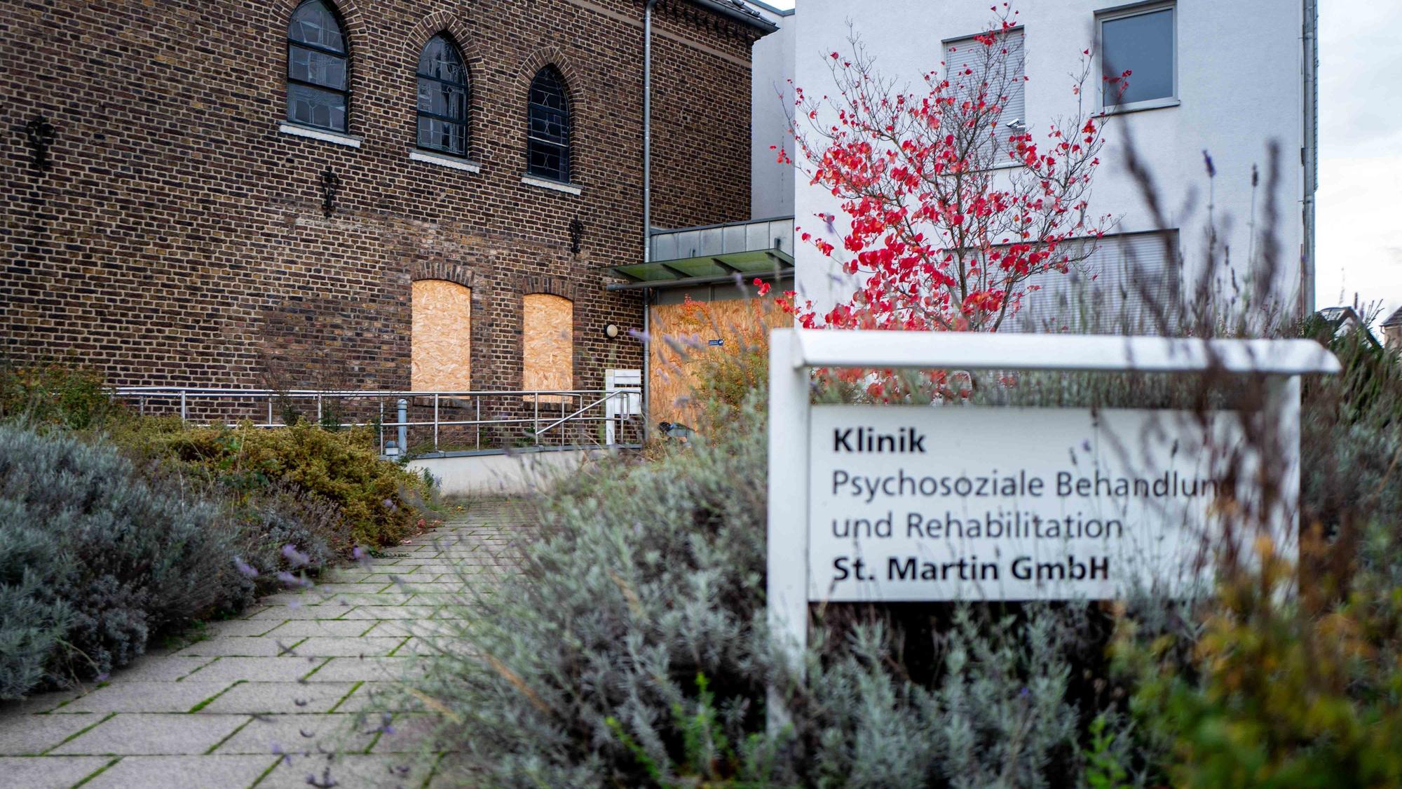 Das Bild zeigt den Eingang zur ehemaligen Suchtklinik in Stotzheim. Der Eingang ist verbrettert.