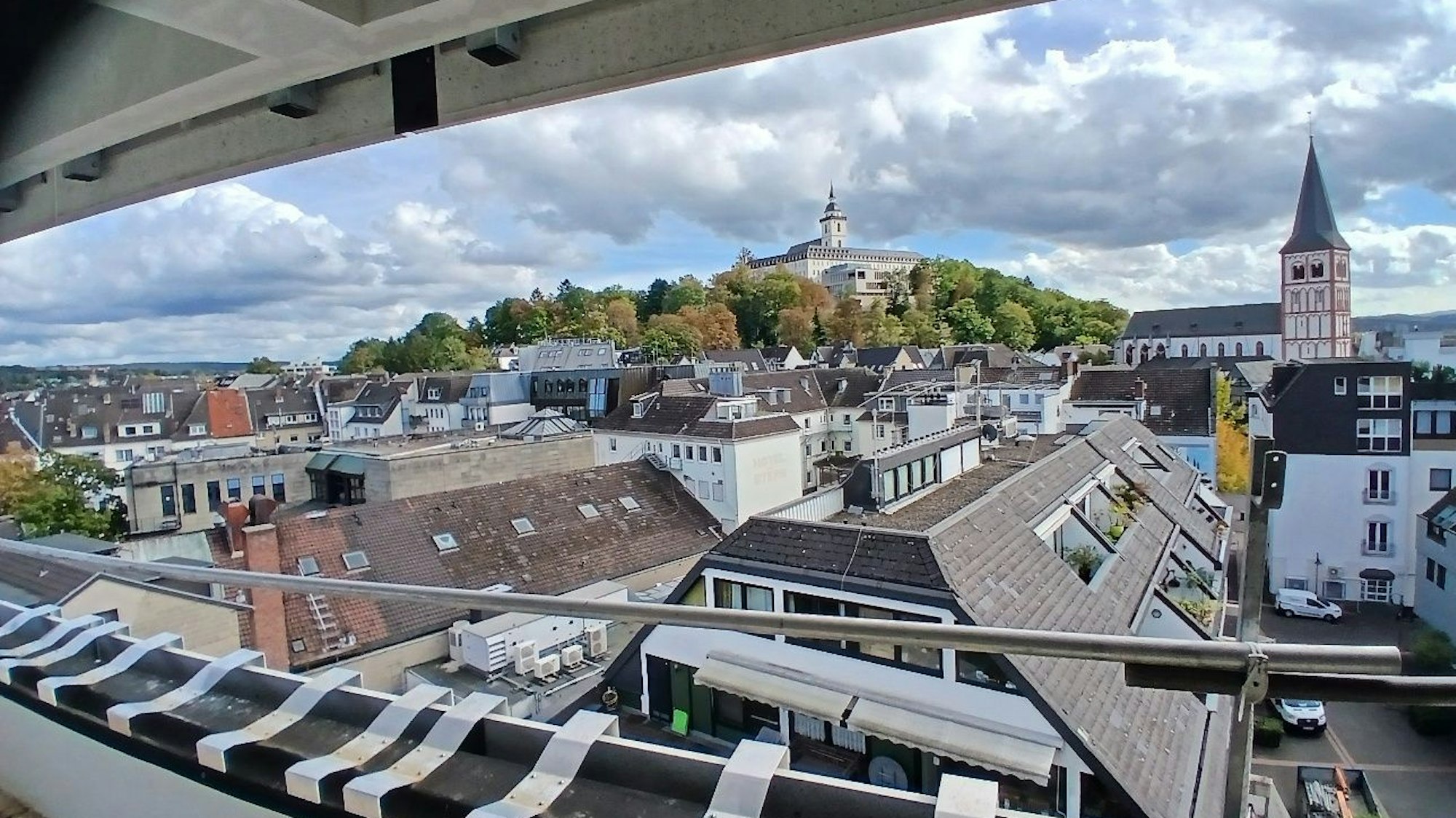 Rathaus-Sanierung in Siegburg, Blick vom Staffelgeschoss auf Michaelsberg und Servatiuskirche