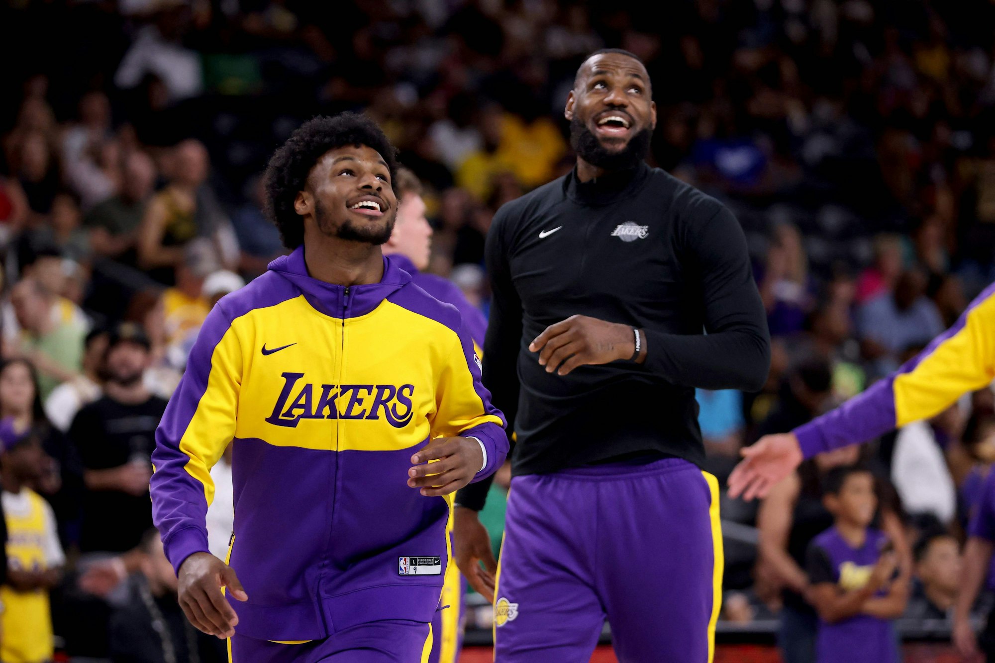 Gute Laune schon beim Warmmachen: Lebron James und Sohn Bronny James spielen zusammen für die Los Angeles Lakers.