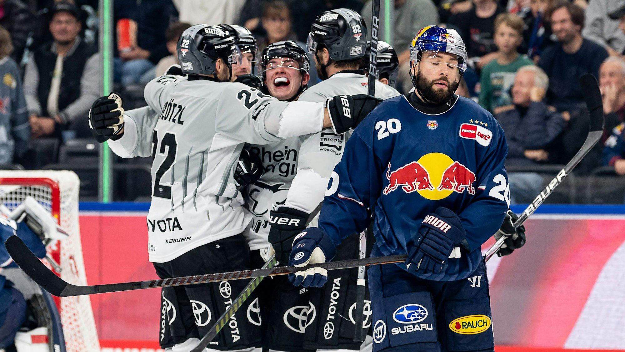 Justin Schütz und seine Teamkameraden bejubeln das Tor zum 3:4, Andreas Eder (r.) ist konsterniert.