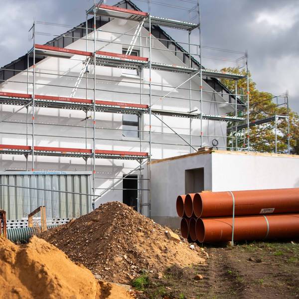 Das Bild zeigt die Baustelle eines Hauses.