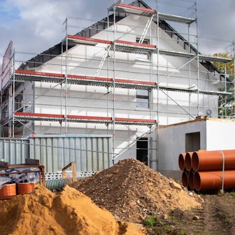 Das Bild zeigt die Baustelle eines Hauses.