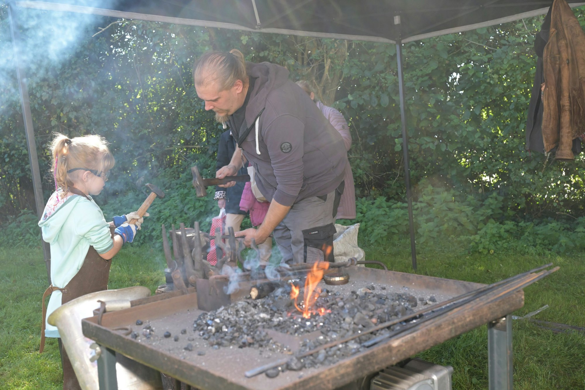 Auch Erfahrungen beim Schmieden waren auf dem Herbstmarkt zu sammeln.
