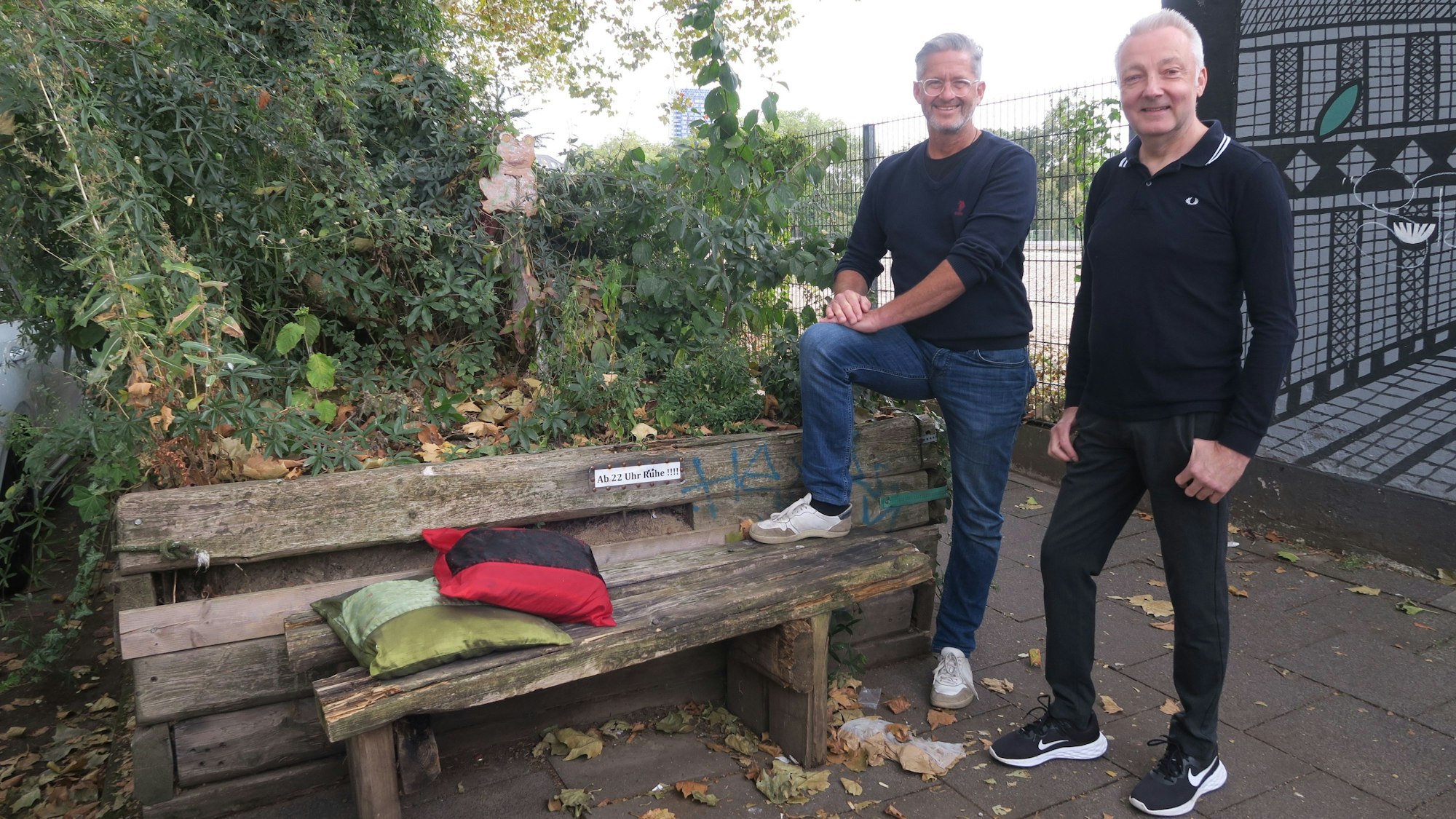 Verhinderung von Fällungen als Minimal-Ziel: Joachim Matys und Jürgen Lauppe (v.l.) am Baumbeet in der Franz-Geuer-Straße.