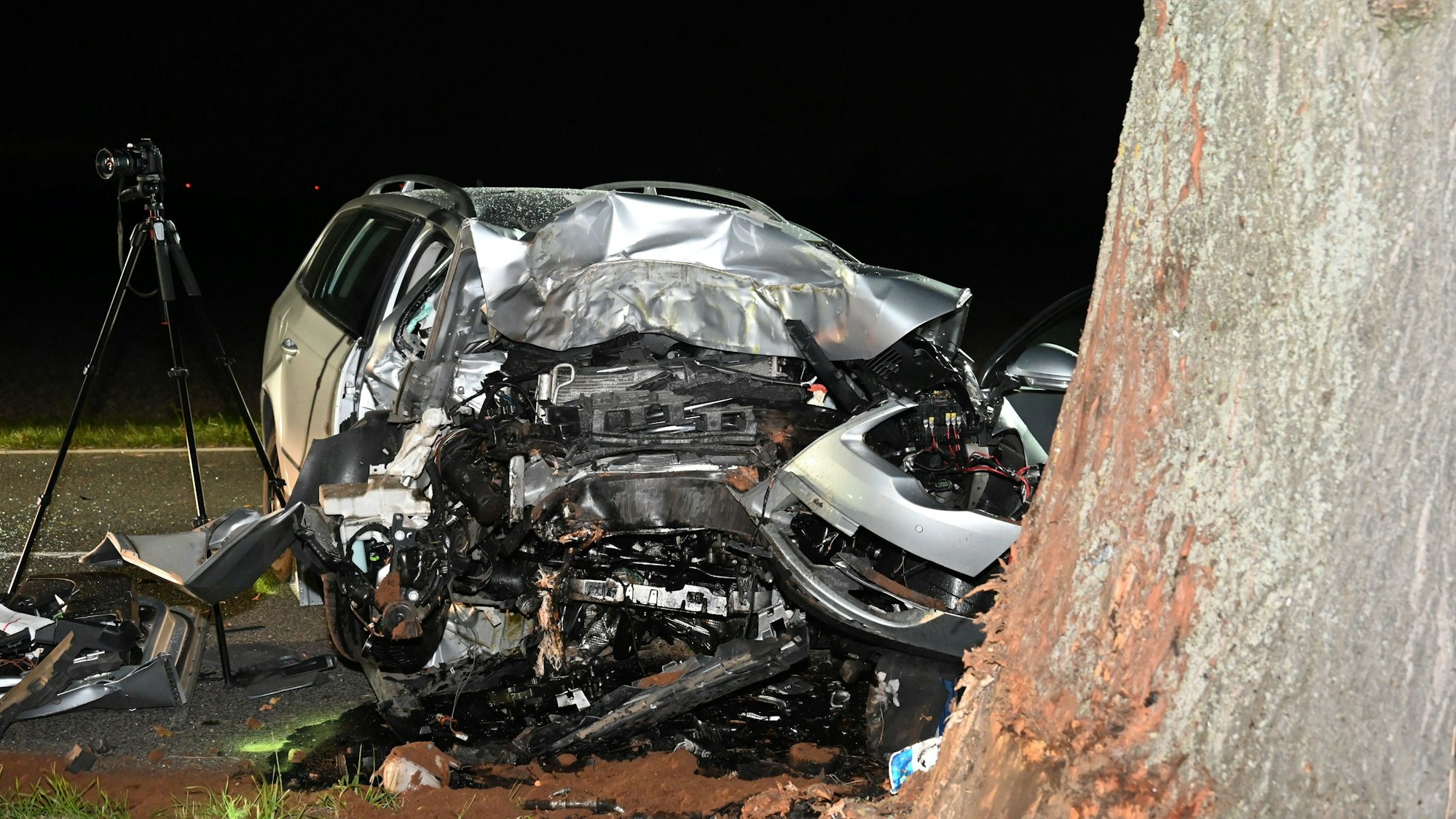 Völlig zerstört wurde der Pkw beim Zusammenstoß mit einem Baum auf der L162.