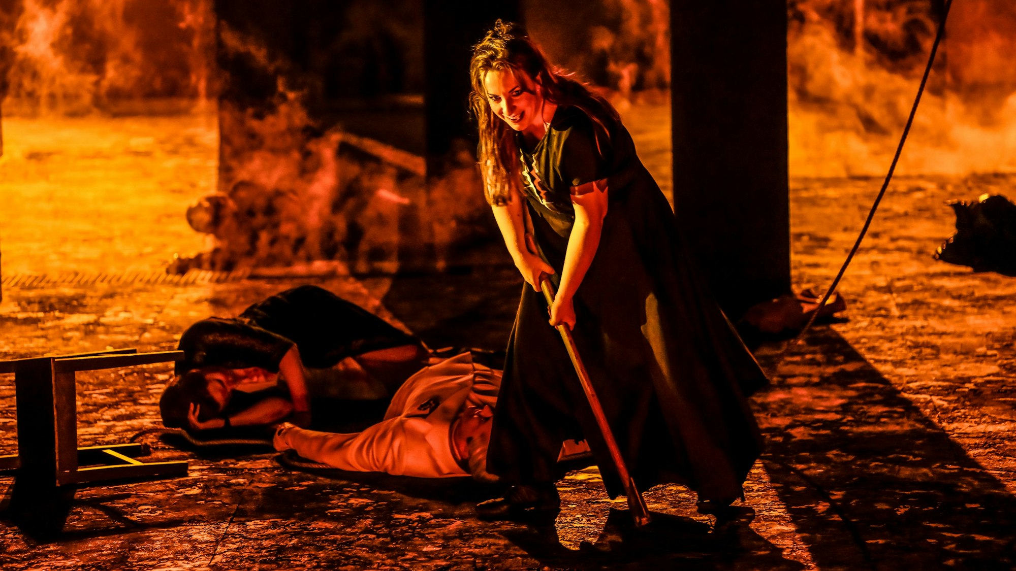 In der Rolle der Elektra erntet Allison Oakes stürmischen Applaus.