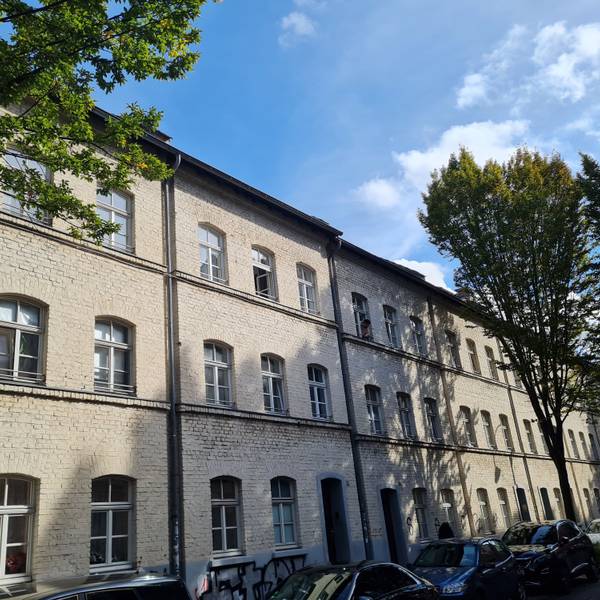 Häuserfassade in der Keupstraße. Den Mieterinnen und Mietern hier hat der Vermieter die Heizung abgestellt.