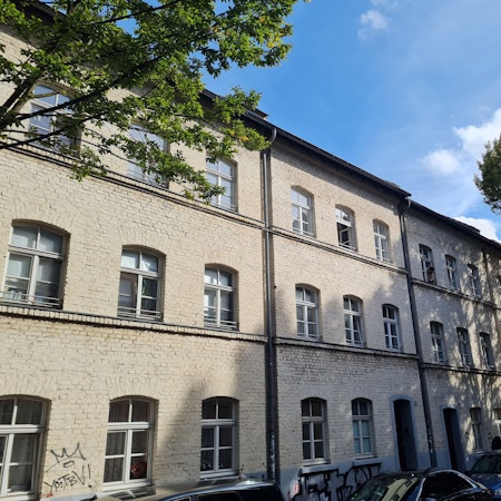 Häuserfassade in der Keupstraße. Den Mieterinnen und Mietern hier hat der Vermieter die Heizung abgestellt.