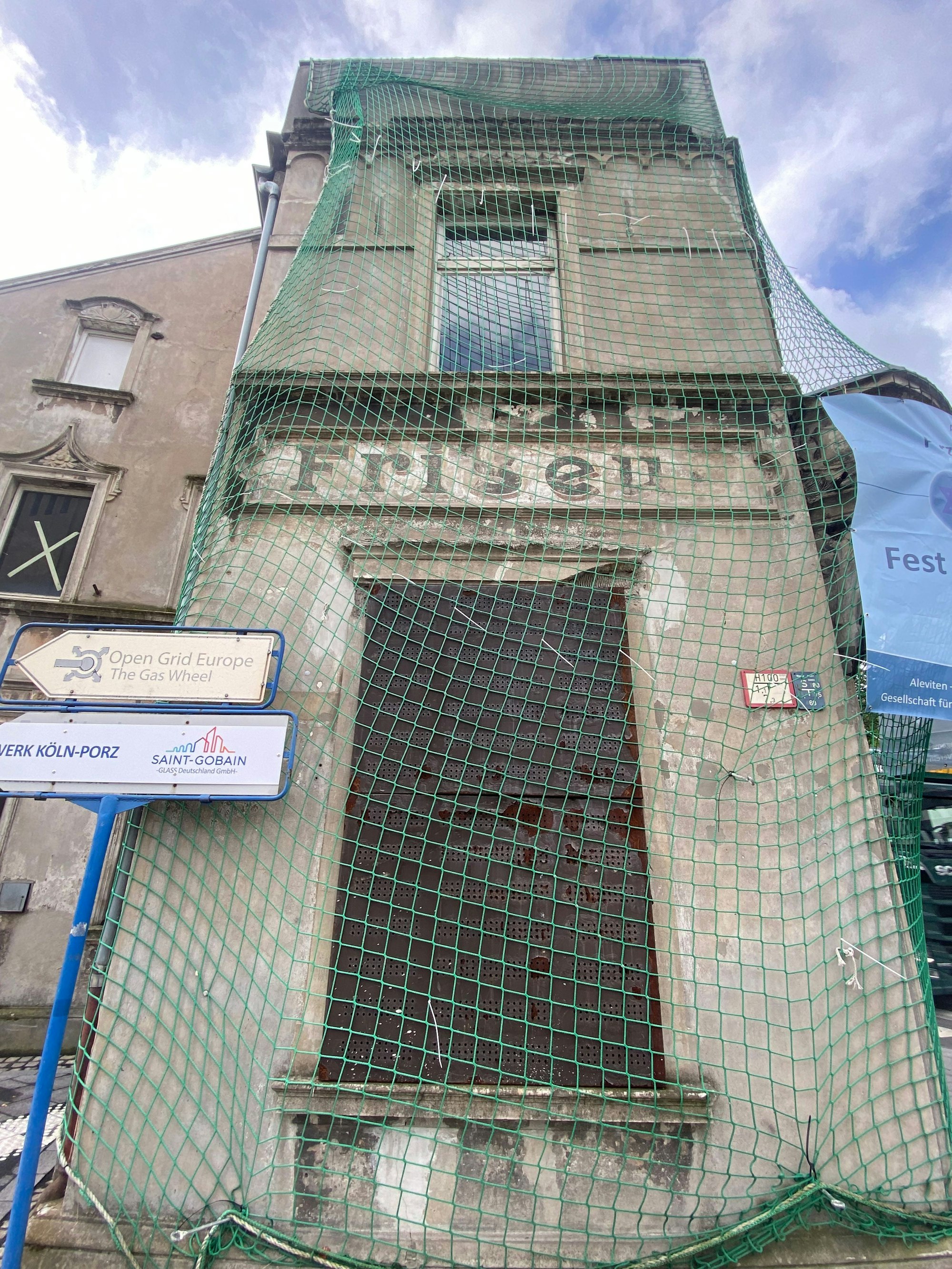 Das Jugendstilgebäude ist abgehangen.