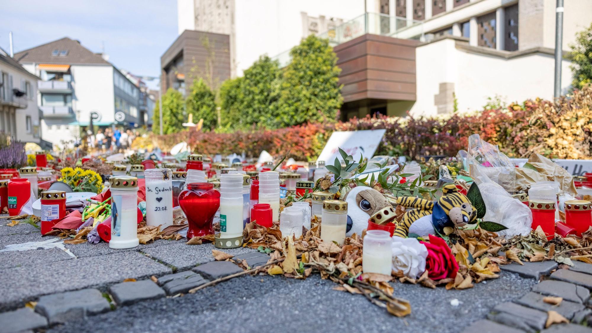 Hunderte Kerzen, Blumen und Trauerschreiben befinden sich am Gedenkort unweit des Tatorts.