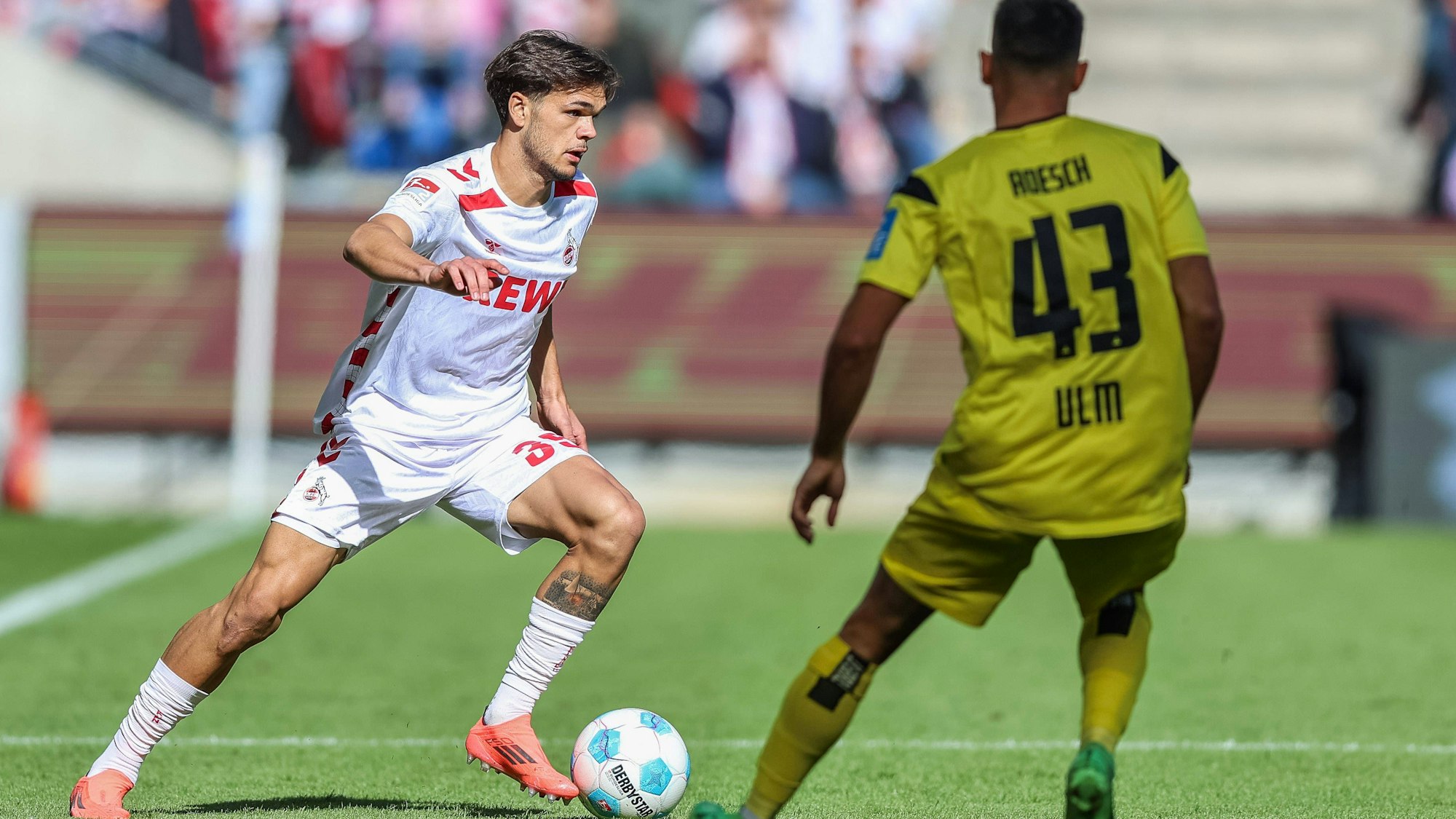 Kölns Max Finkgräfe (links) im Duell mit dem Ulmer Romario Rösch.