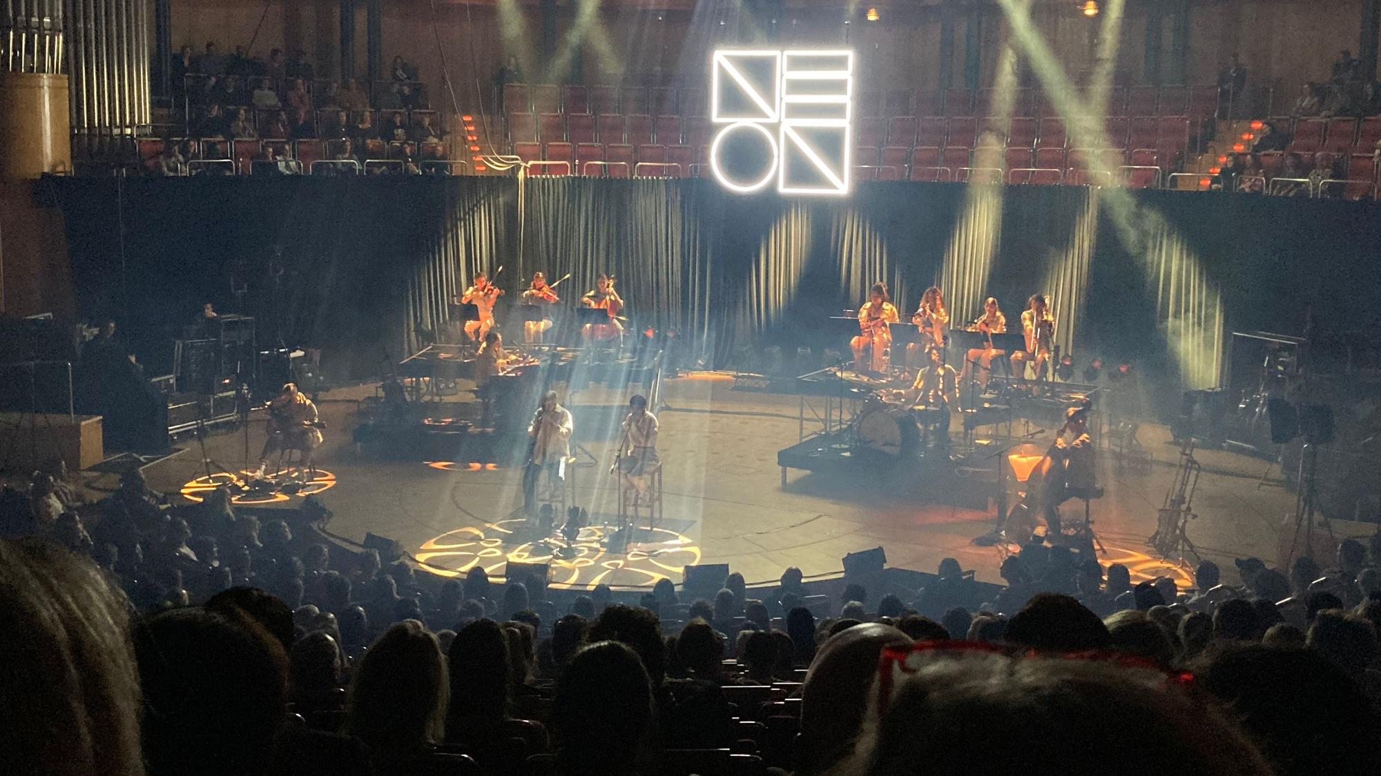 Locker vom Hocker: Philipp Poisel mit Orchesterbegleitung in der Philharmonie.