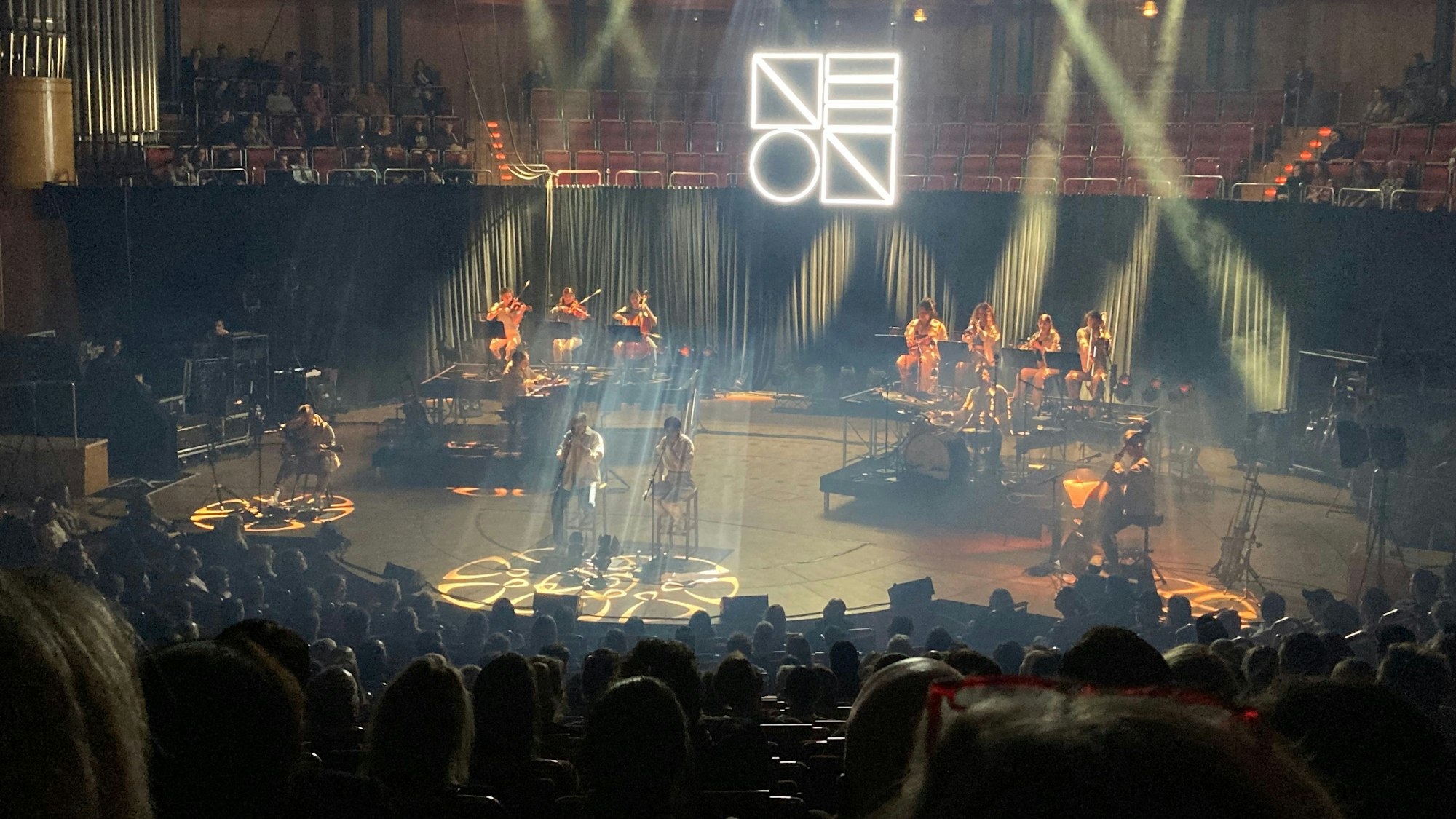 Locker vom Hocker: Philipp Poisel mit Orchesterbegleitung in der Philharmonie.