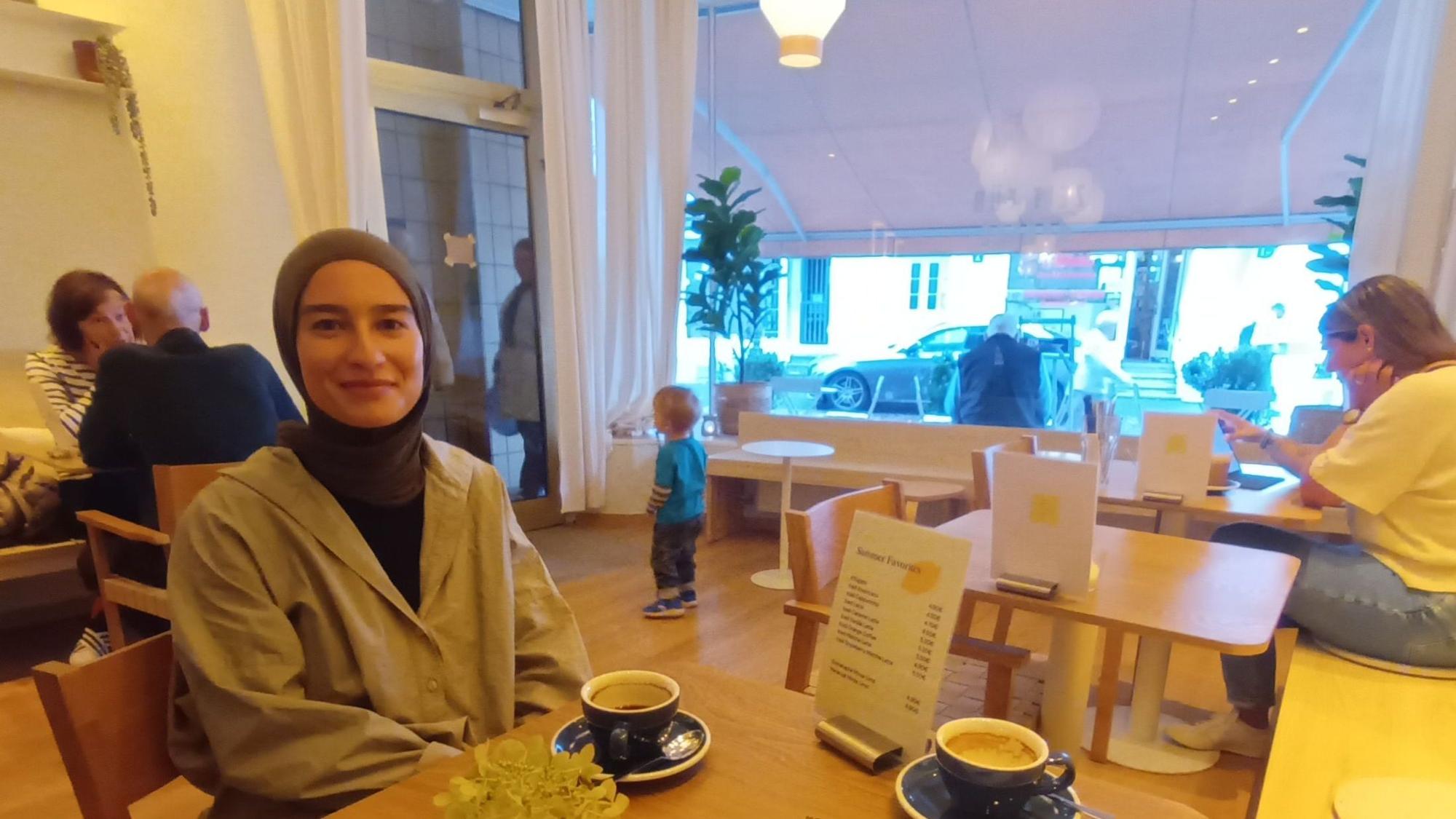 Inhaberin und Gäste im Café