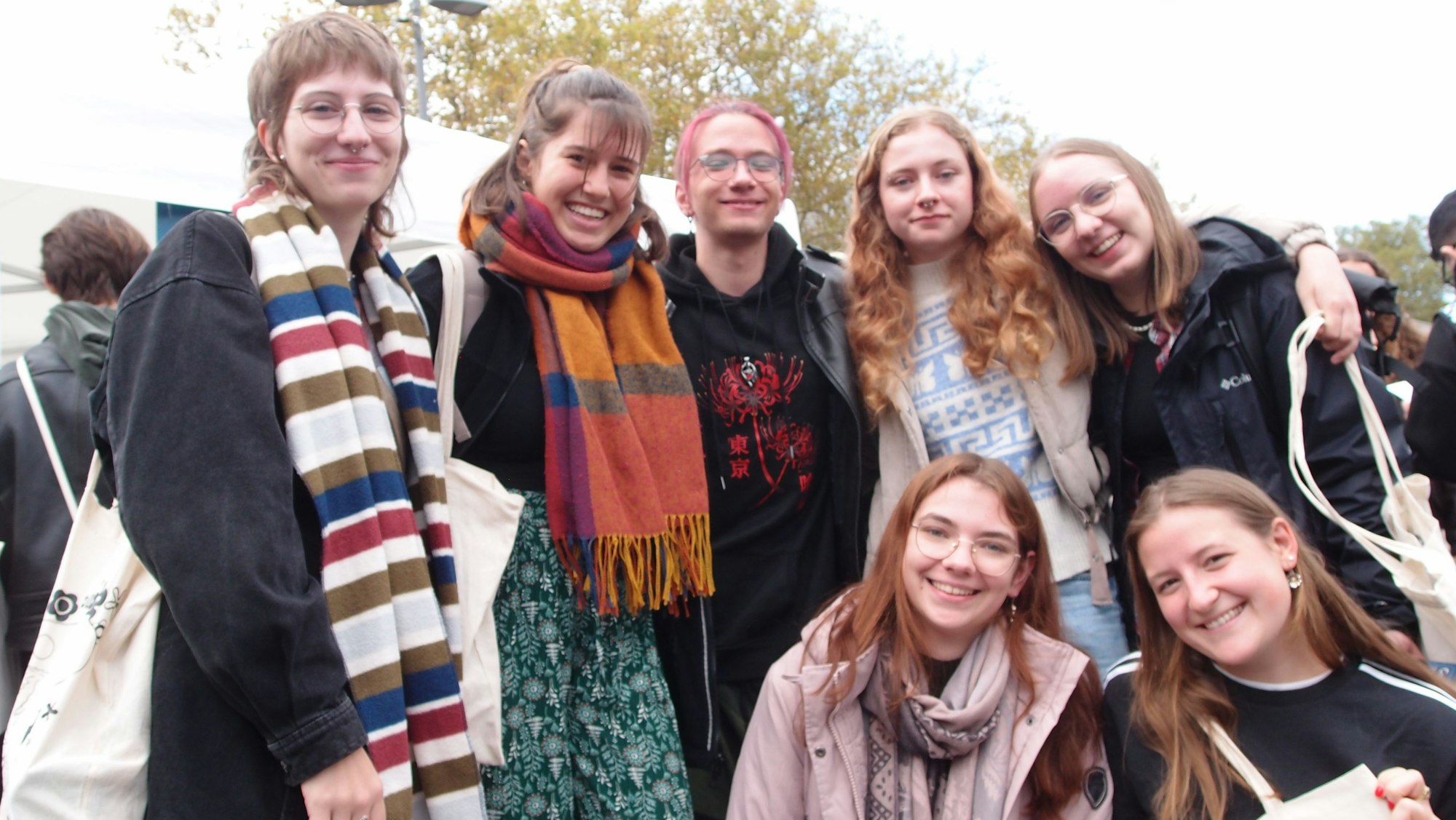 Freuen sich auf ihr Studium: die angehenden Sonderpädagoginnen (vorne v.l.) Veronique (20) aus Dortmund und Emma (18) aus Münster sowie (hinten v.l.) Lena (20) aus Krefeld, Jana (20) aus Hürth sowie Leander (19) aus dem Westerwald und Elisabeth (19) aus Krefeld mit Freundin.