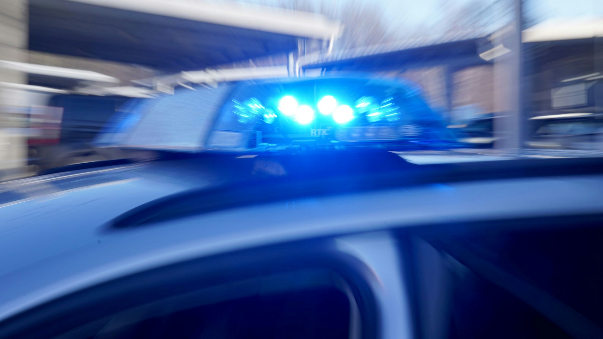 Auf dem Foto ist ein Polizeiwagen mit Blaulicht zu sehen.