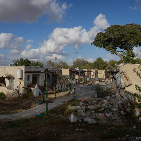 ein Jahr nach dem tödlichen Hamas-Anschlag vom 7. Oktober ist das Viertel, in dem junge Menschen aus dem Kibbuz Kfar Aza lebten, in der südlichen Grenzgemeinde Israels noch immer schwer beschädigt.