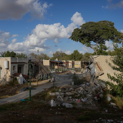 ein Jahr nach dem tödlichen Hamas-Anschlag vom 7. Oktober ist das Viertel, in dem junge Menschen aus dem Kibbuz Kfar Aza lebten, in der südlichen Grenzgemeinde Israels noch immer schwer beschädigt.