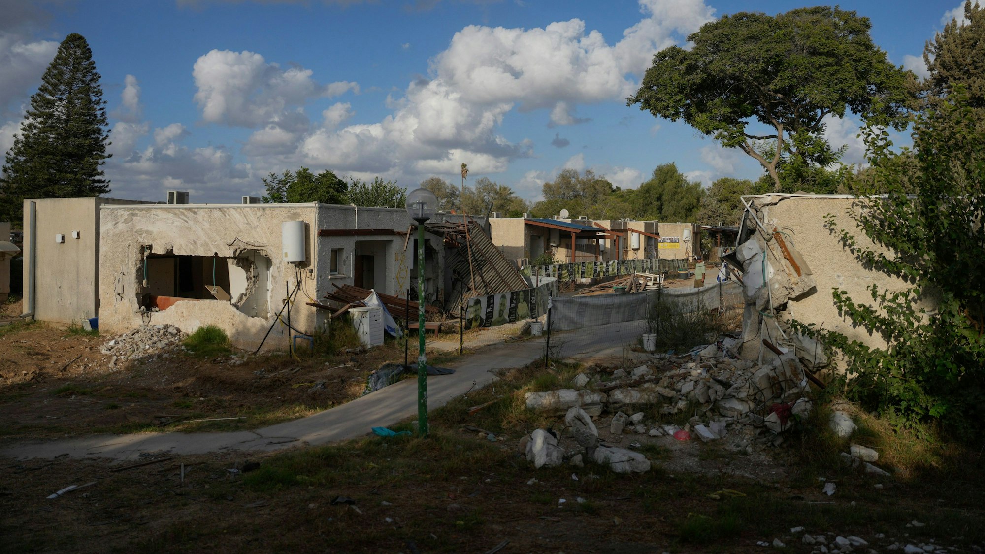 ein Jahr nach dem tödlichen Hamas-Anschlag vom 7. Oktober ist das Viertel, in dem junge Menschen aus dem Kibbuz Kfar Aza lebten, in der südlichen Grenzgemeinde Israels noch immer schwer beschädigt.