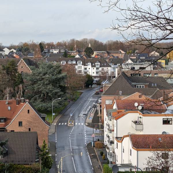 Das Foto zeigt eine Übersicht über den Ortskern von Alt-Hürth vom Kriegerdenkmal am Hürtherberg aus.