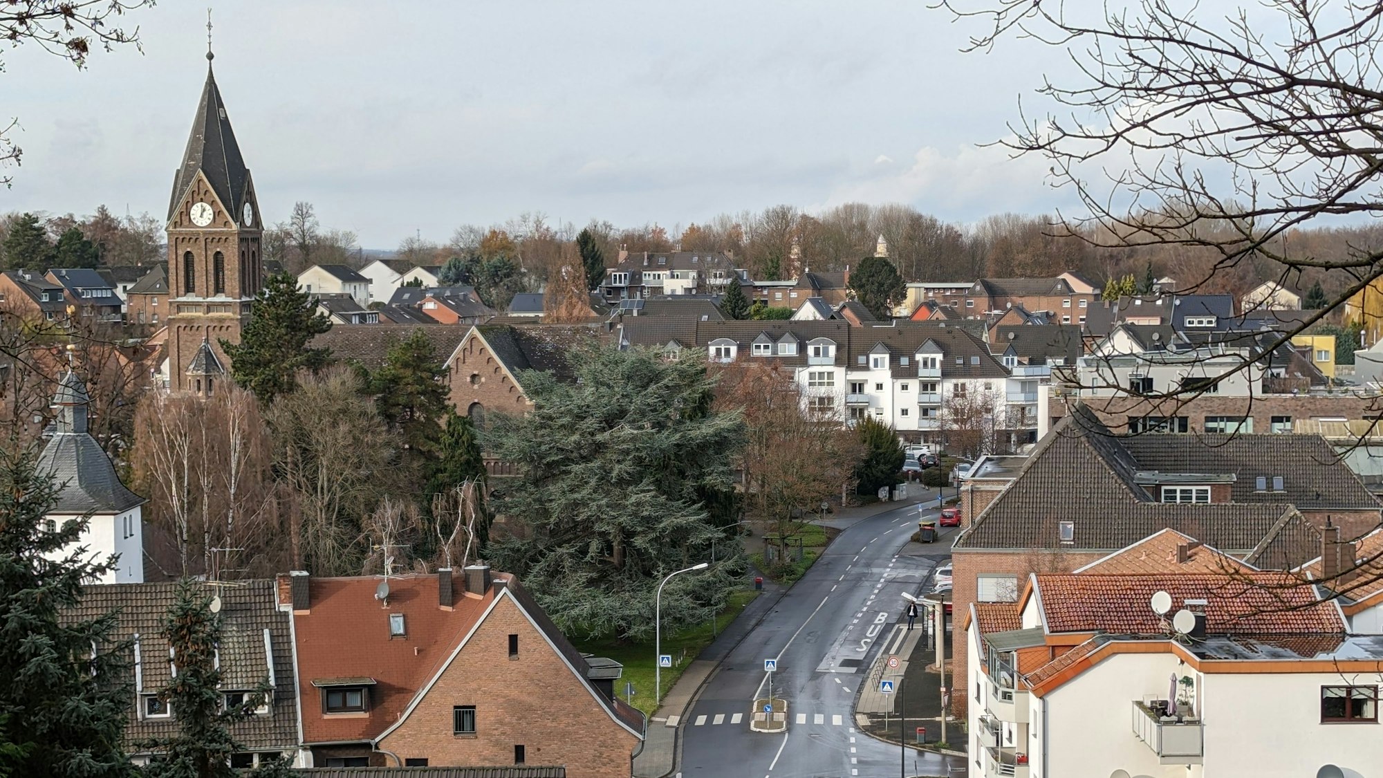Das Foto zeigt eine Übersicht über den Ortskern von Alt-Hürth vom Kriegerdenkmal am Hürtherberg aus.