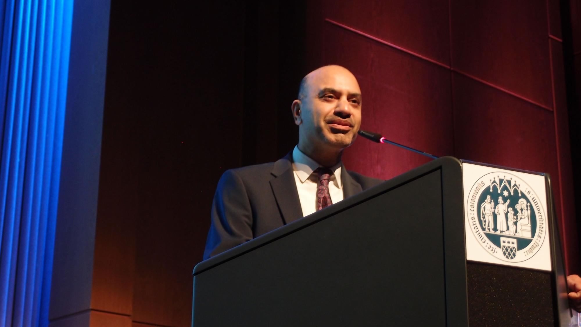 Joybrato Mukherjee, Rektor der Universität Köln, bei seiner Begrüßungsrede in der großen Aula im Hauptgebäude am Albertus-Magnus-Platz.