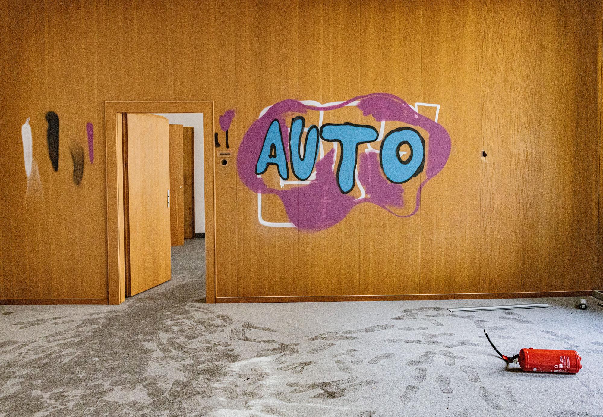 Farbschmierereien in einem Büro in der früheren KHD-Hauptverwaltung in Köln-Mülheim. Auf dem Boden liegt ein leerer Feuerlöscher, der Boden ist mit weißem Löschpulver bedeckt.