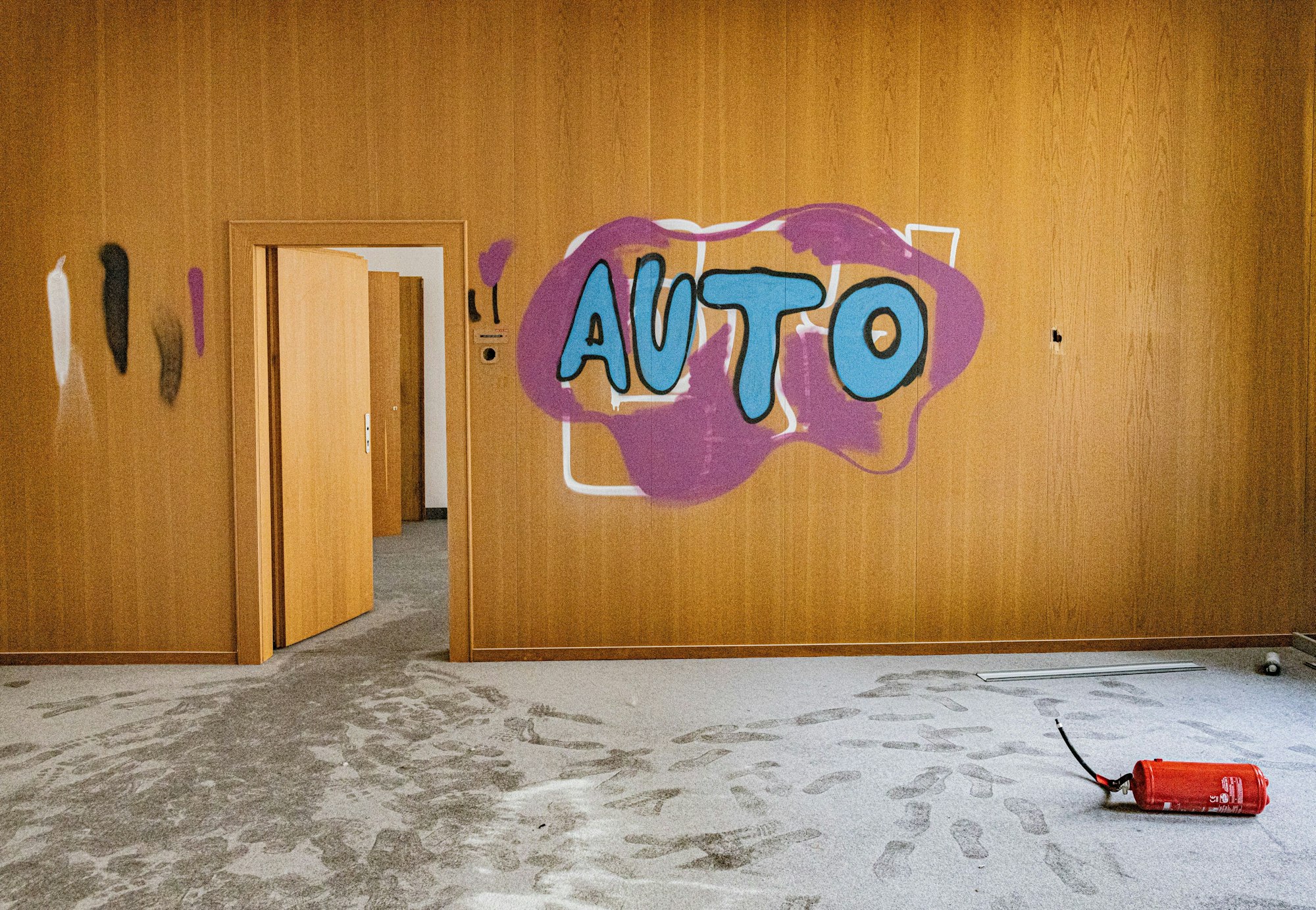 Farbschmierereien in einem Büro in der früheren KHD-Hauptverwaltung in Köln-Mülheim. Auf dem Boden liegt ein leerer Feuerlöscher, der Boden ist mit weißem Löschpulver bedeckt.
