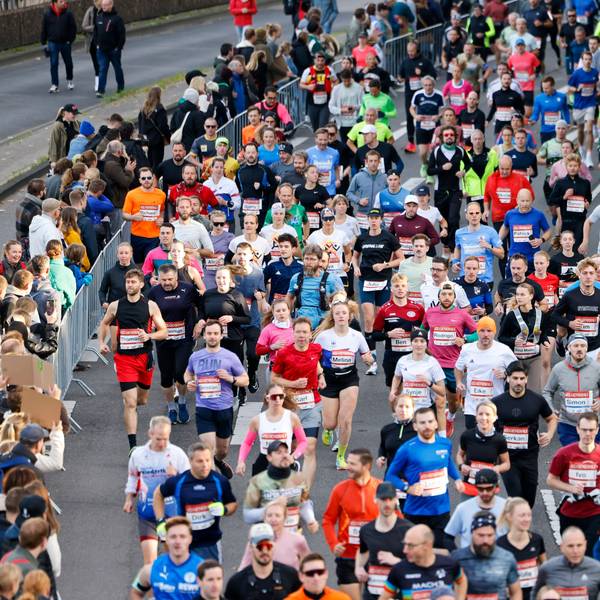 Teilnehmer des 26. Köln-Marathons auf der Strecke.