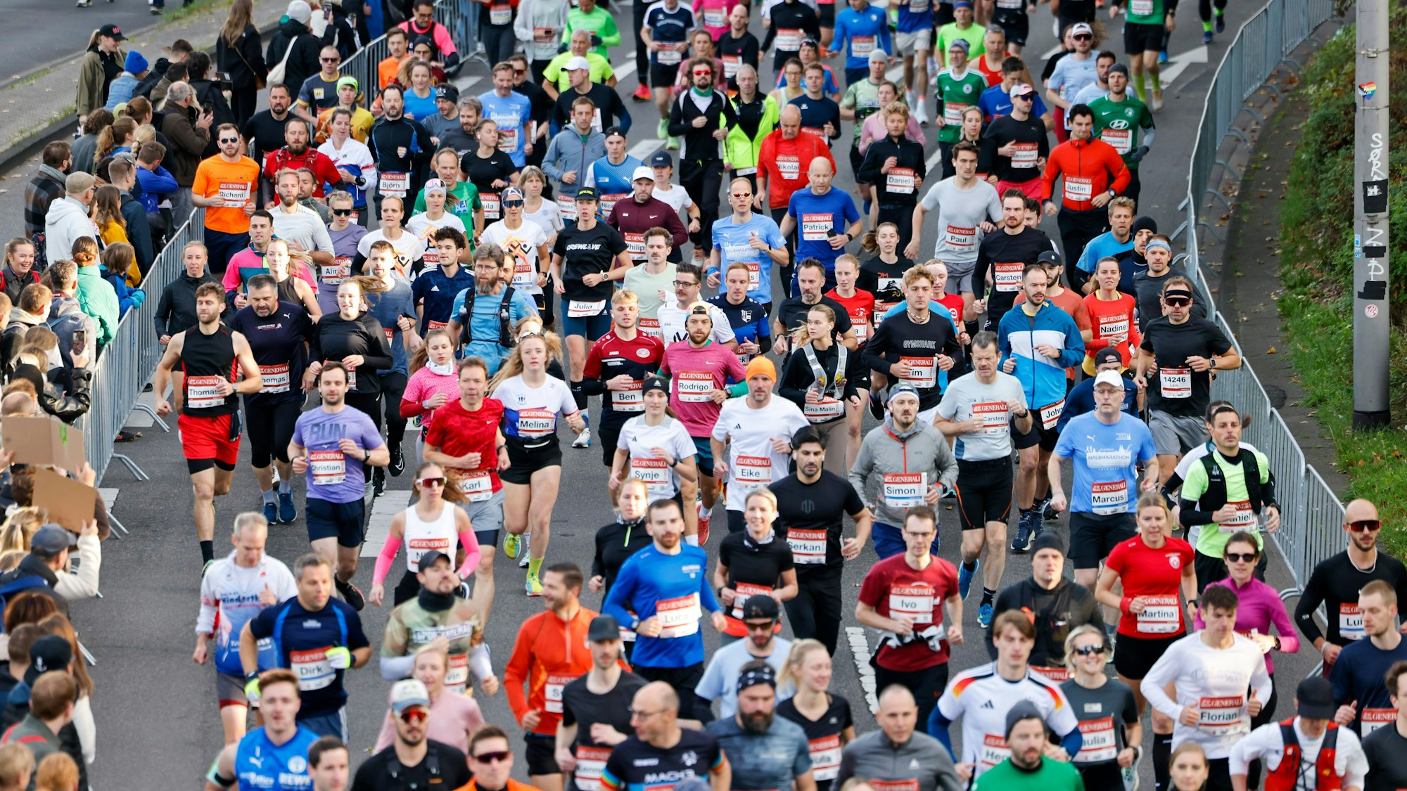 Teilnehmer des 26. Köln-Marathons auf der Strecke.