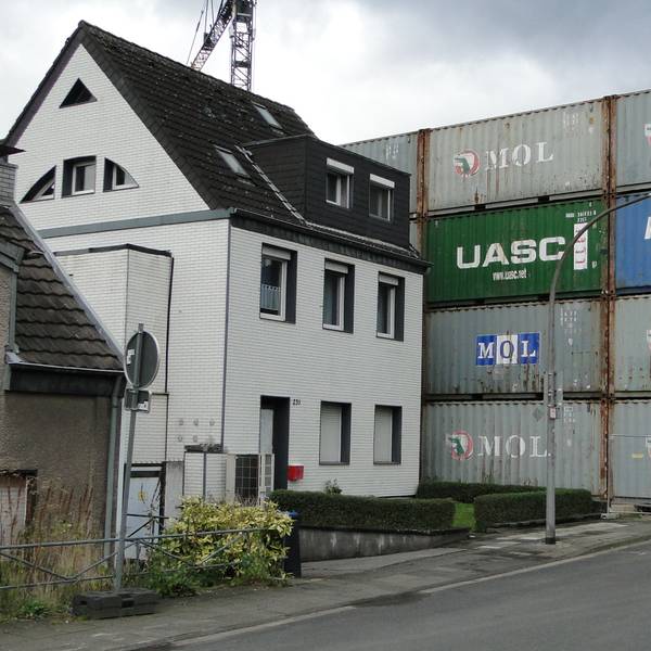 Eine Lärmschutzwand aus Containern sollte Merkenich während des Rückbaus des Brückenwiderlager vom Lärm abschirmen.