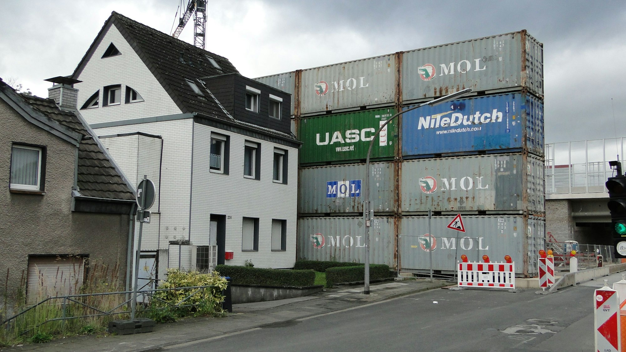 Eine Lärmschutzwand aus Containern sollte Merkenich während des Rückbaus des Brückenwiderlager vom Lärm abschirmen.