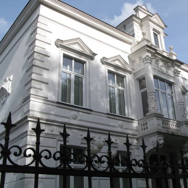 Ein weißes, historisches Gebäude