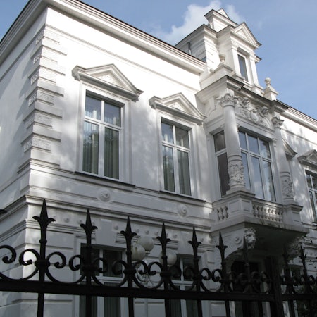 Ein weißes, historisches Gebäude