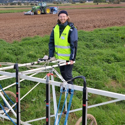Leo Klinke führt das Gestell über ein Feld.