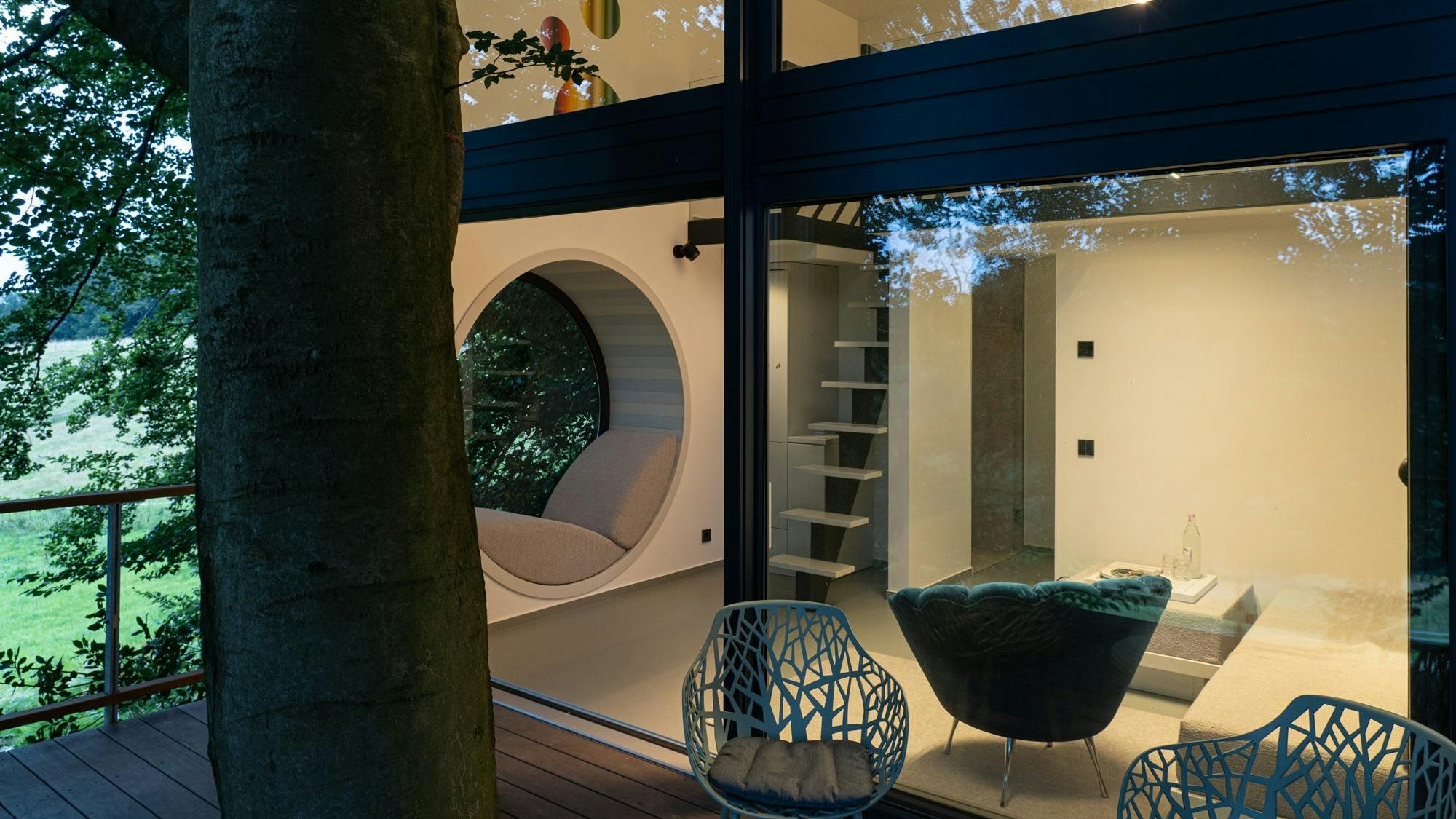 Ein modernes Apartment, das an einem Baum hängt.