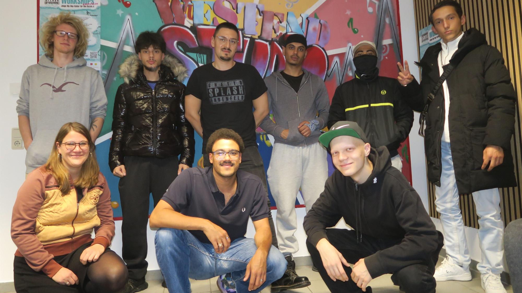 Organisatoren und Künstler bei der Besprechung im Club Westend.