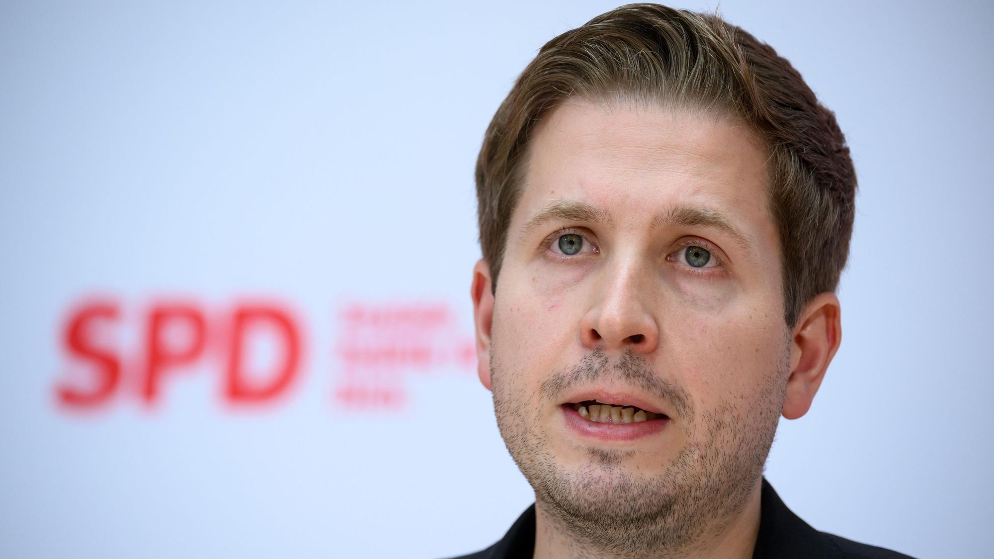 Kevin Kühnert, SPD-Generalsekretär, äußert sich bei einer Pressekonferenz nach der SPD-Präsidiumssitzung im Willy-Brandt-Haus.