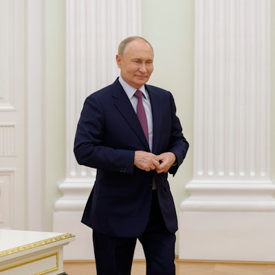 25.09.2024, Russland, Moskau: Der russische Präsident Wladimir Putin (l) und der Sprecher der Großen Türkischen Nationalversammlung, Numan Kurtulmus, schütteln sich während ihres Treffens im Kreml die Hände. Foto: Maxim Shemetov/Pool Reuters/AP +++ dpa-Bildfunk +++