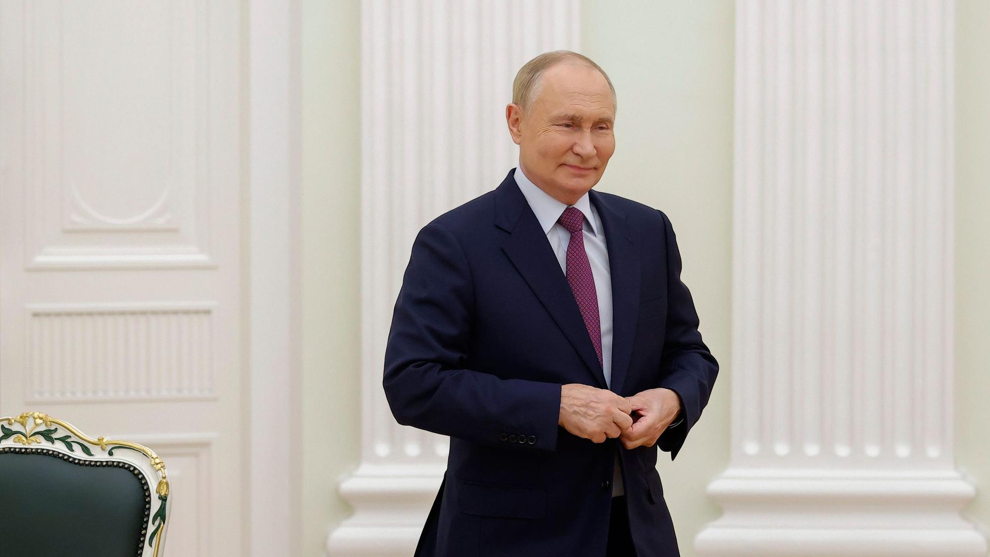 25.09.2024, Russland, Moskau: Der russische Präsident Wladimir Putin (l) und der Sprecher der Großen Türkischen Nationalversammlung, Numan Kurtulmus, schütteln sich während ihres Treffens im Kreml die Hände. Foto: Maxim Shemetov/Pool Reuters/AP +++ dpa-Bildfunk +++