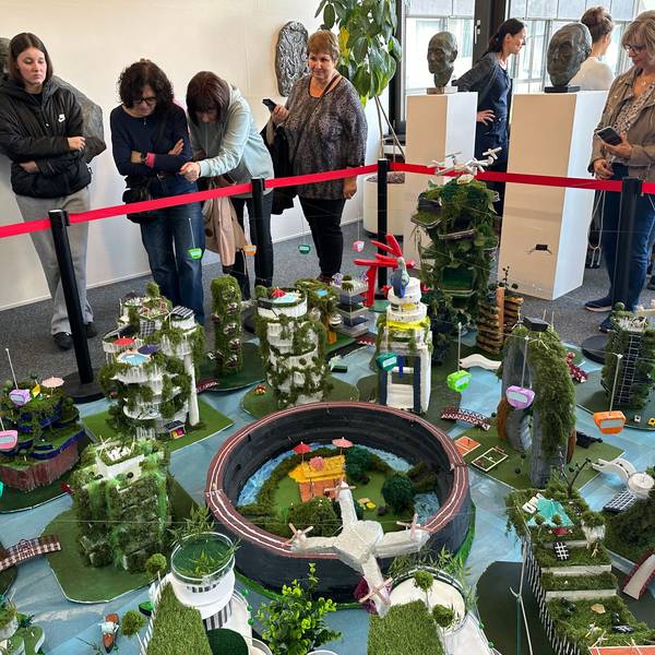 Jugendliche der Hauptschule Niederpleis haben ihre Visionen von der Stadt der Zukunft in einem Modell und Bildern realisiert.