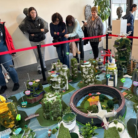 Jugendliche der Hauptschule Niederpleis haben ihre Visionen von der Stadt der Zukunft in einem Modell und Bildern realisiert.