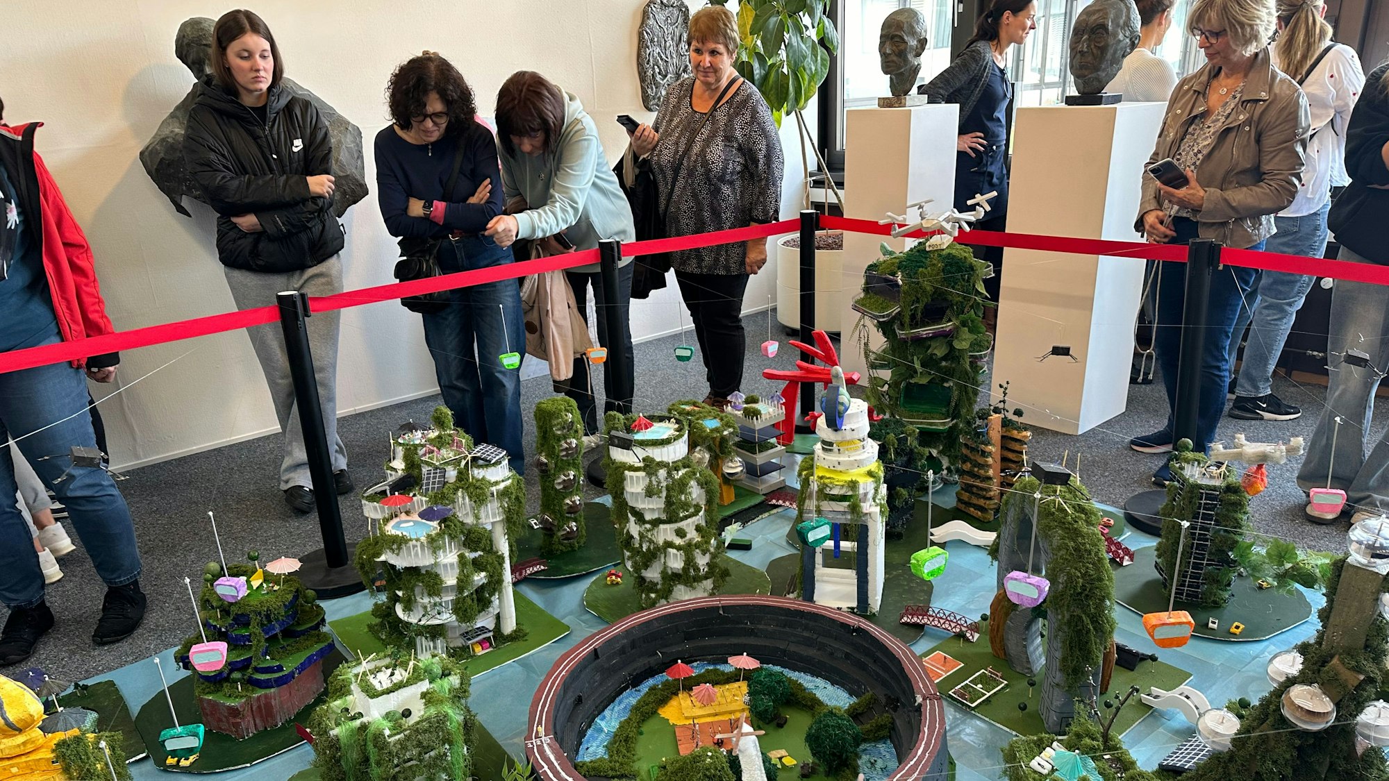 Jugendliche der Hauptschule Niederpleis haben ihre Visionen von der Stadt der Zukunft in einem Modell und Bildern realisiert.