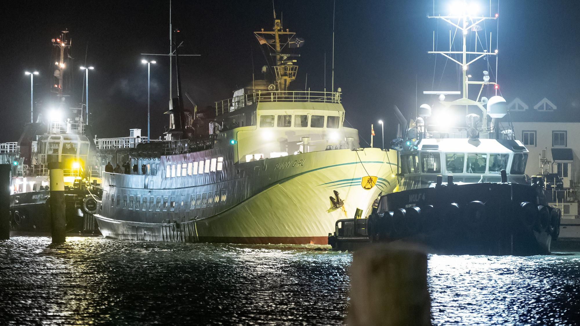Die manövrierunfähige Helgolandfähre mit knapp 250 Menschen an Bord hat am frühen Morgen nach stundenlanger Fahrt auf der Nordsee das Festland erreicht.