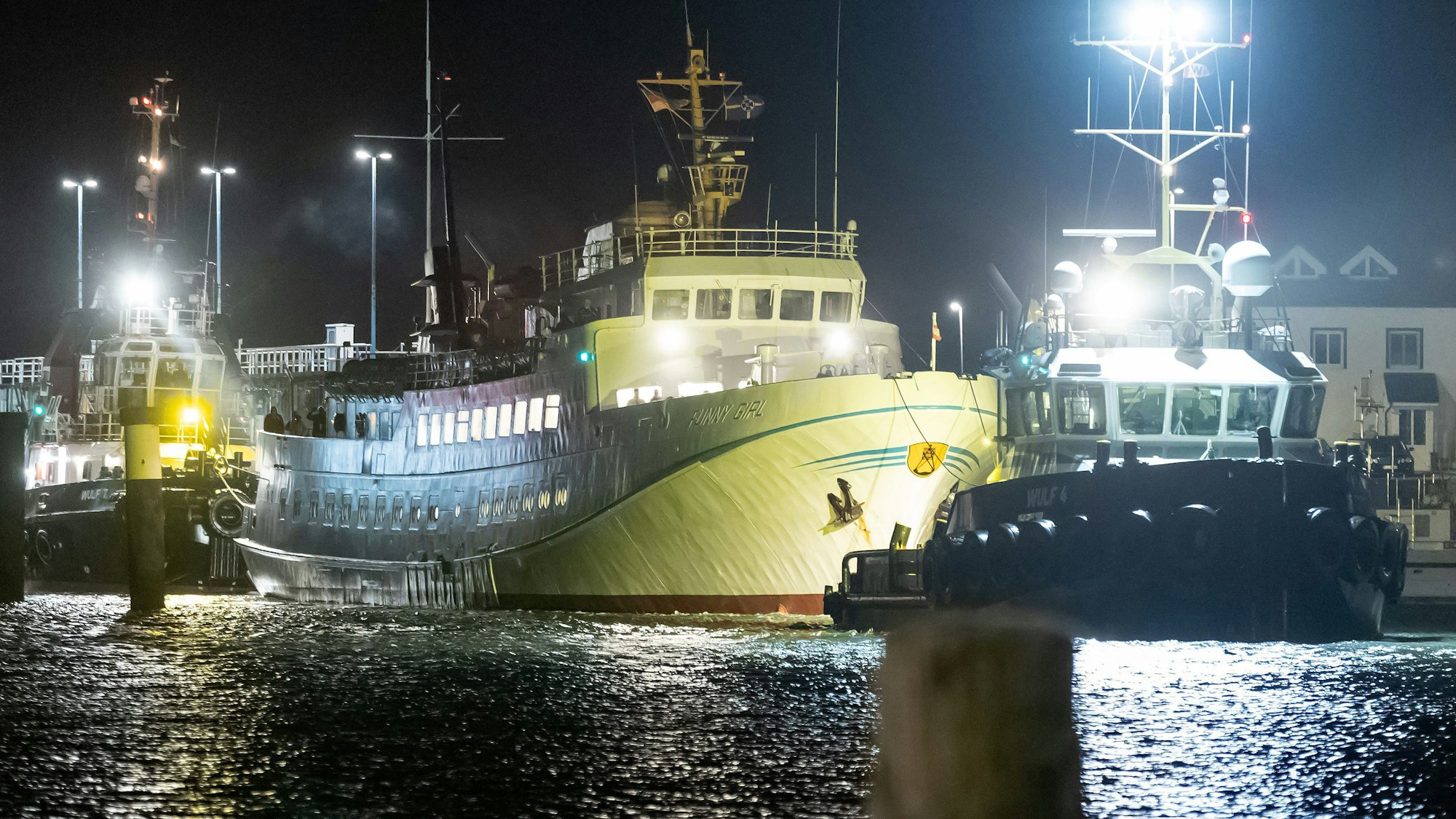 Die manövrierunfähige Helgolandfähre mit knapp 250 Menschen an Bord hat am frühen Morgen nach stundenlanger Fahrt auf der Nordsee das Festland erreicht.