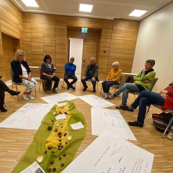 Das Porzer Ökumene Netz erörterte mit evangelischen und katholischen Seelsorgern und Laien die Notwendigkeiten zu weit mehr gemeinsamen Aktivitäten, um in der Gesellschaft präsent zu bleiben