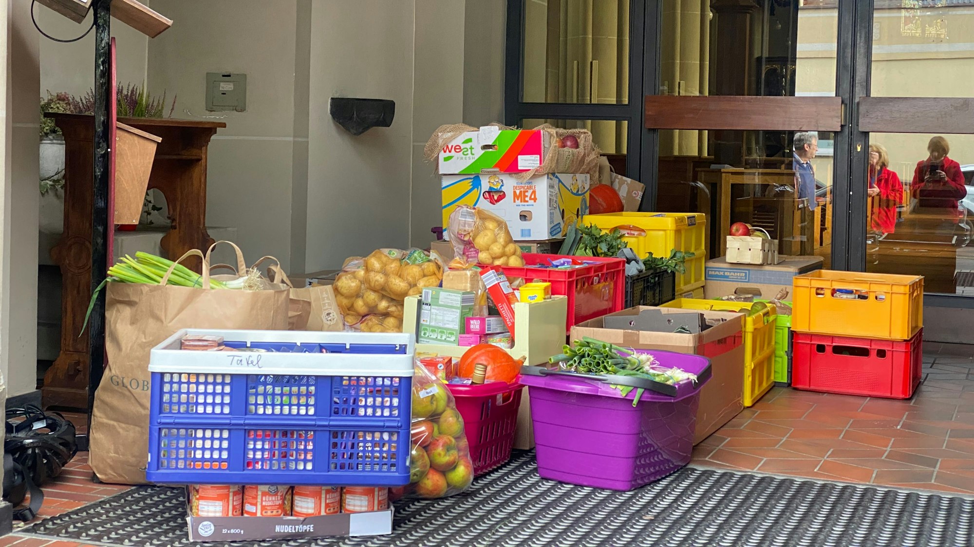 Kisten mit Lebensmitteln